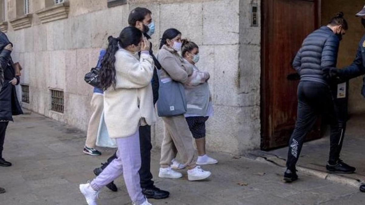 Varios acusados entran en la Audiencia Provincial, donde se celebra el juicio.