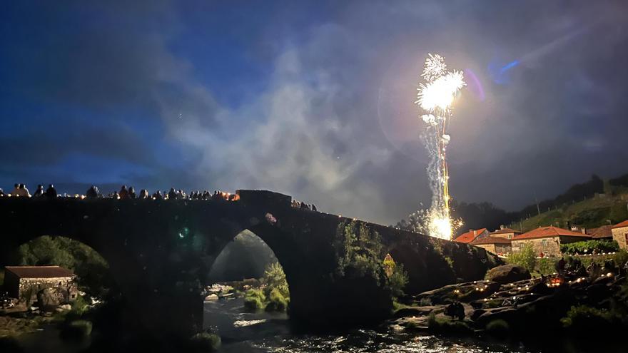 Mil candeas iluminan a Ponte Maceira nas Noites en Vela de Ames e Negreira