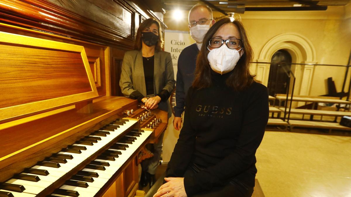 La coordinadora del ciclo, Esther Ciudad, con Santiago Aparicio y Carolina Andreu, en Santa Engracia.