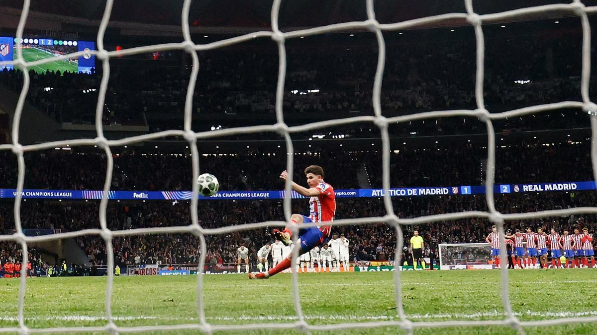 Julián Álvarez, en el momento de su lanzamiento de penalti ante el Real Madrid