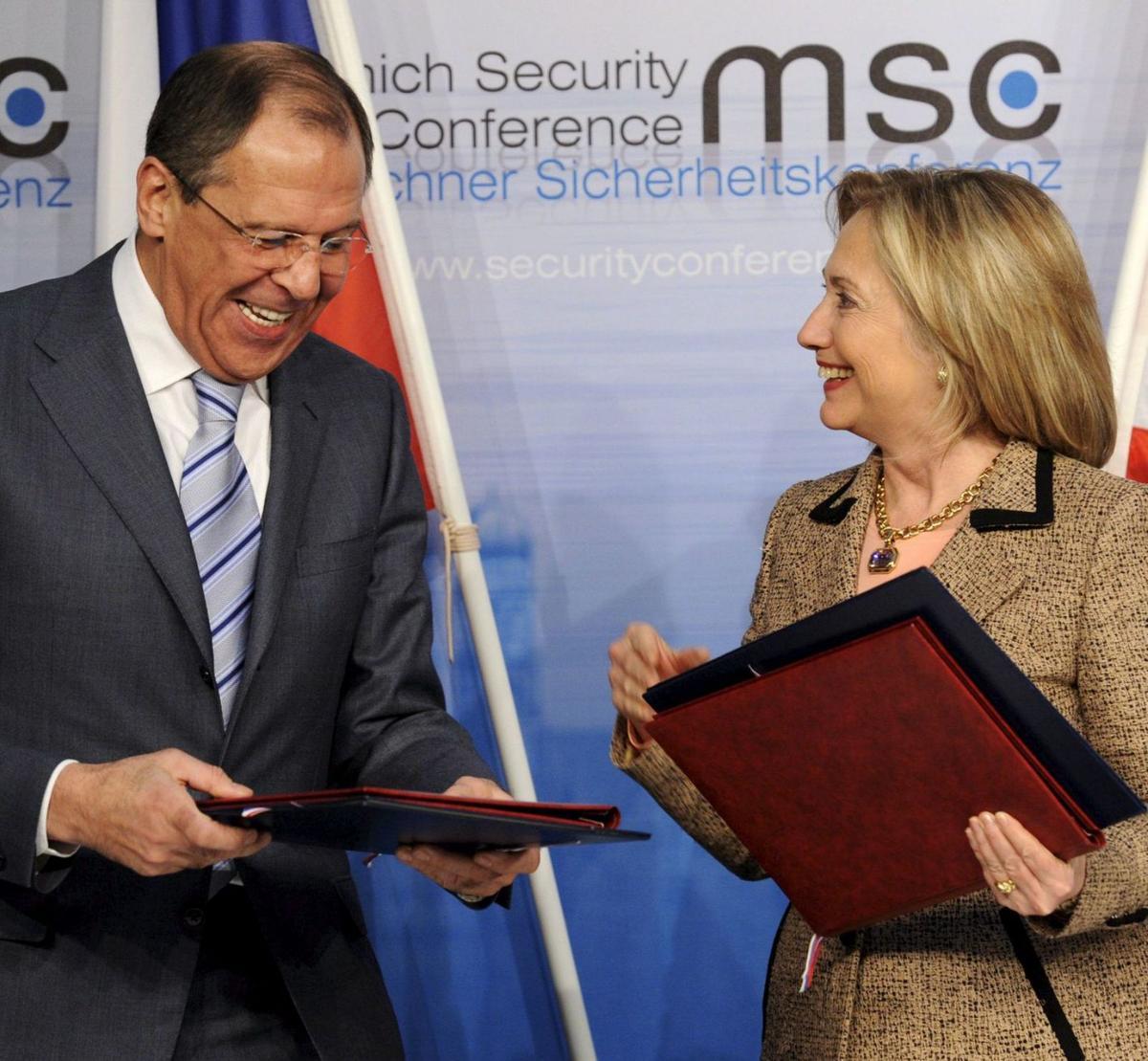 En una imatge del 2011, la llavors secretària d’Estat dels EUA, Hillary Clinton, intercanvia documents amb el ministre rus d’Exteriors, Serguei Lavrov, després de ratificar el tractat START III a Múnic. | TOBIAS HASE / EFE