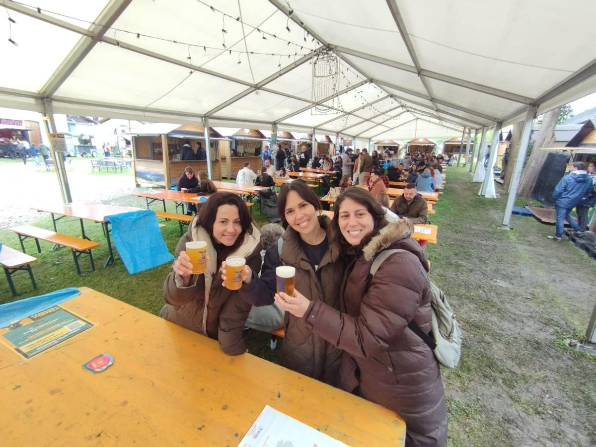 Por la izquierda Eva Barcelón, Laura Delgado y su amiga Catarina.