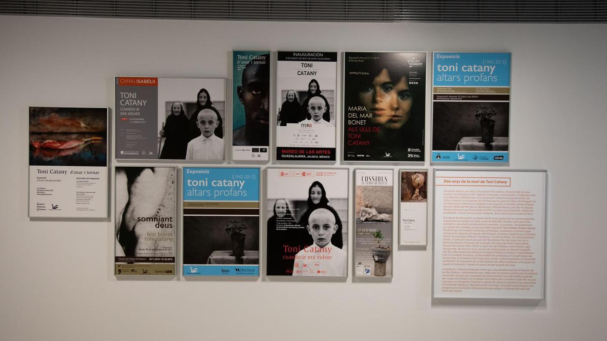 Plakate von vergangenen Ausstellungen der Toni Catany Stiftung im Claustre de Sant Bonaventura.