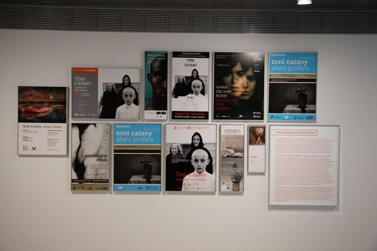 Plakate von vergangenen Ausstellungen der Toni Catany Stiftung im Claustre de Sant Bonaventura.