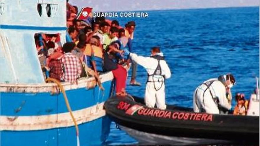Foto cedida per la Guàrdia Costanera italiana durant el rescat dels immigrants de la Mediterrània.