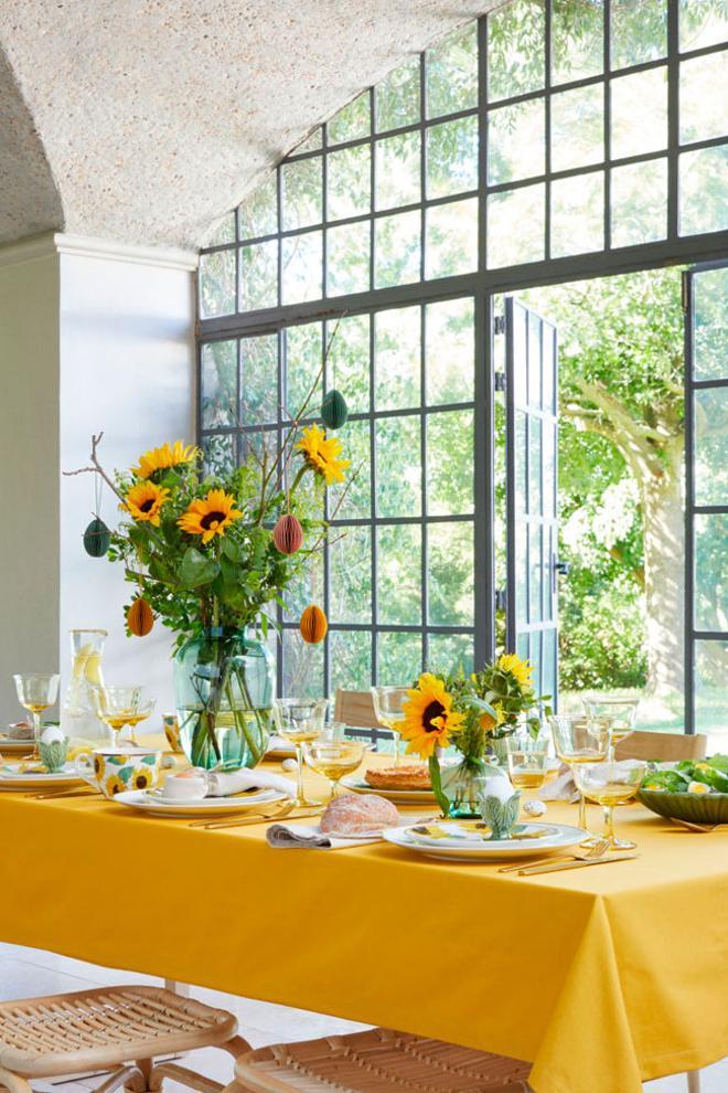 Comedor de H&amp;M con decoración repleta de girasoles