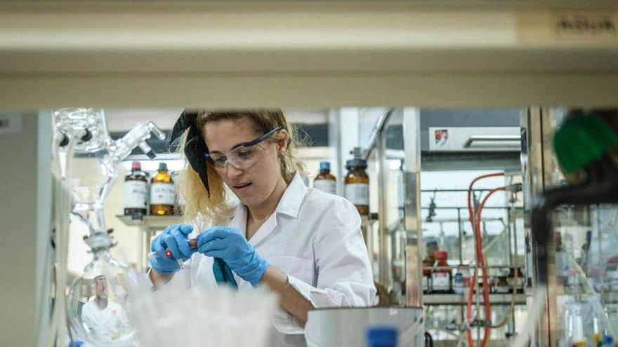 La investigadora Yaiza Pérez, en el laboratorio de química del IPNA.