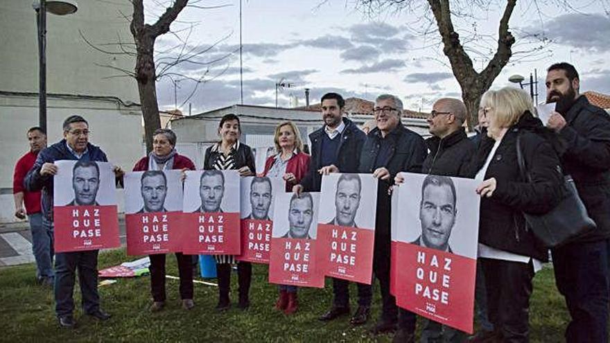 El PSOE quiere &quot;dar la vuelta&quot; al resultado de 2015. El barrio de San José Obrero fue el lugar elegido por el PSOE para iniciar una campaña en la que quiere &quot;dar la vuelta&quot; al liderazgo del PP en las cámaras nacionales representando a la provincia.