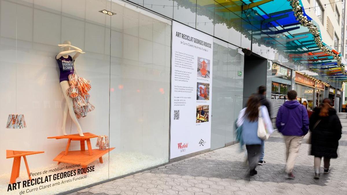 Mobiliario de diseño expuesto en el centro comercial Glòries en colaboración con Arrels Fundació