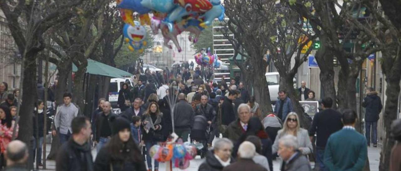 Vista de la calle del Paseo ayer en la primera jornada de compras dominical. // Jesús Regal