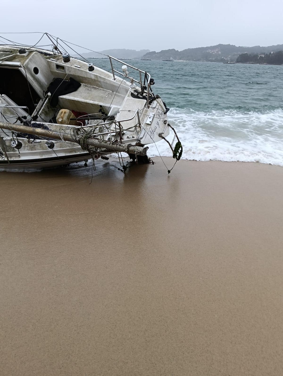 Velero varado este sábado por la mañana en Arneles, en O Hio.