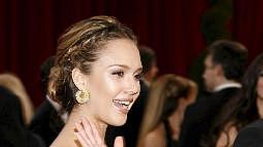 La actriz estadounidense Jessica Alba saluda a su llegada , al teatro Kodak, en Hollywood, California (EEUU), donde se realiza la 80 edición de la entrega de los premios Oscar. Los codiciados galardones los entrega la Academia de Artes y Ciencias Cinematográficas de Hollywood, a los mejores actores, directores, escritores y guionistas de la industria del cine de cada año.