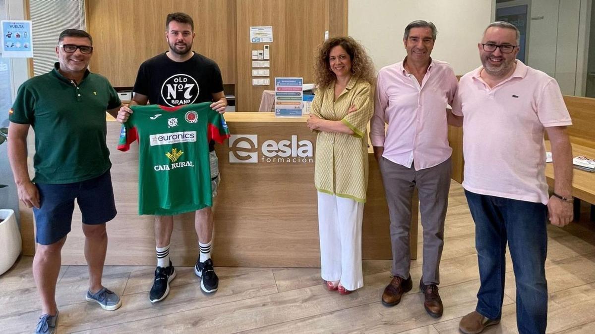 Dani Martín, con su nueva camiseta, junto a representantes del Club y de Esla Formación.