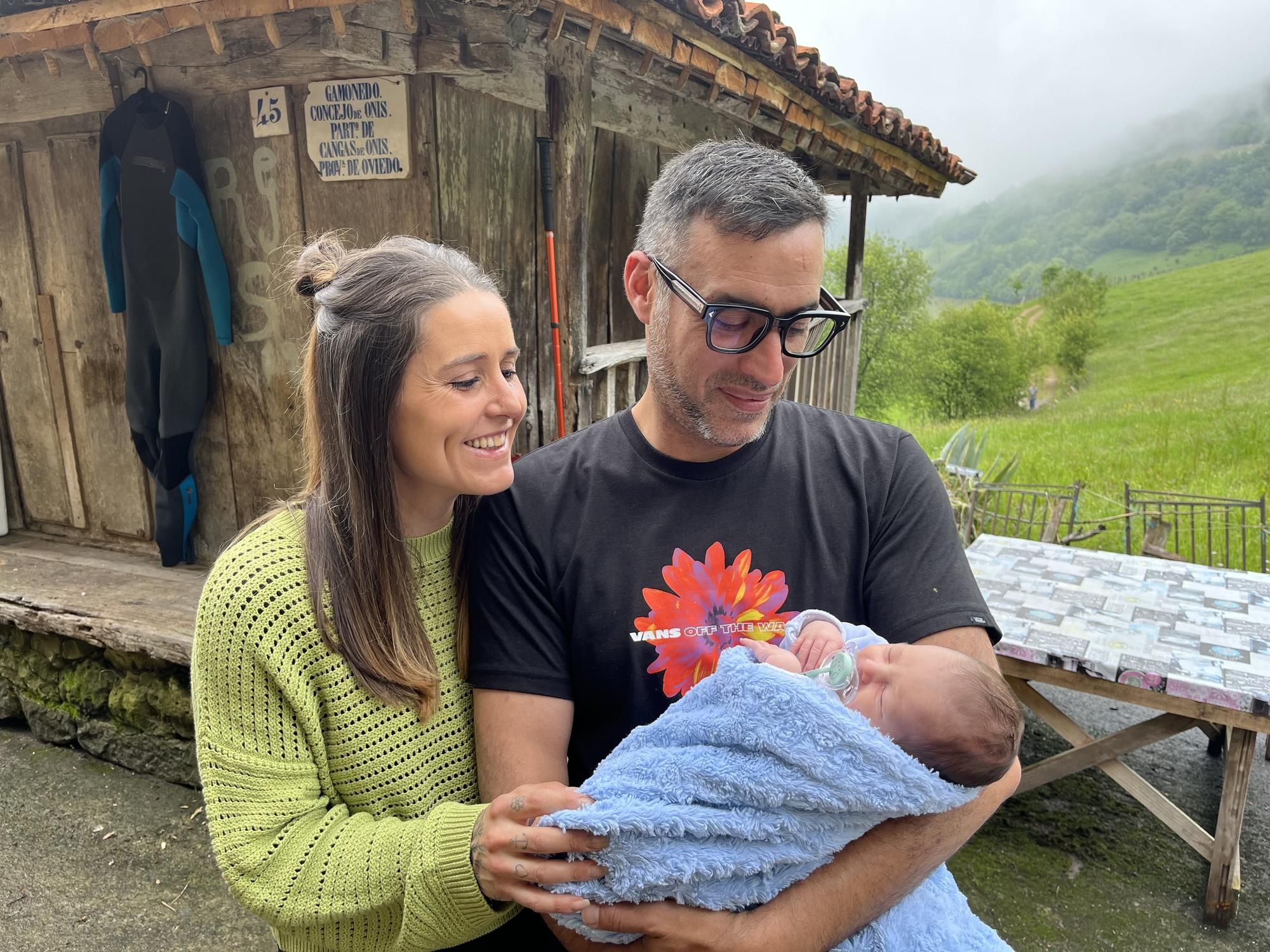 Una pareja de A Guarda da el primer niño en 40 años a un pueblo asturiano