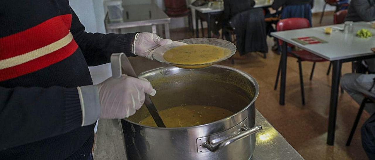 Servicio de comidas en Cáritas Elche durante los primeros días en que empezó a extenderse la pandemia.