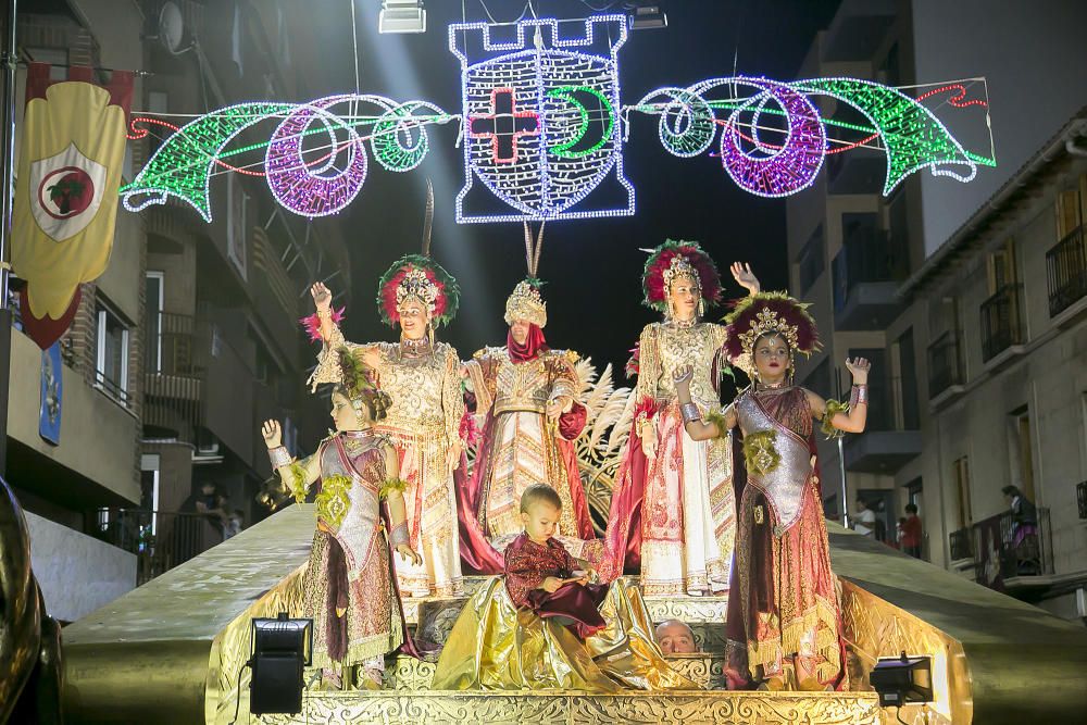 Distintos momentos de la Entrada mora que las tropas de la media luna protagonizaron ayer por las calles de Callosa d´en Sarrià.