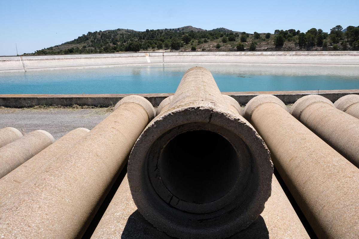 Infraestructuras en uno de los embalses reguladores del postrasvase Júcar Vinalopó