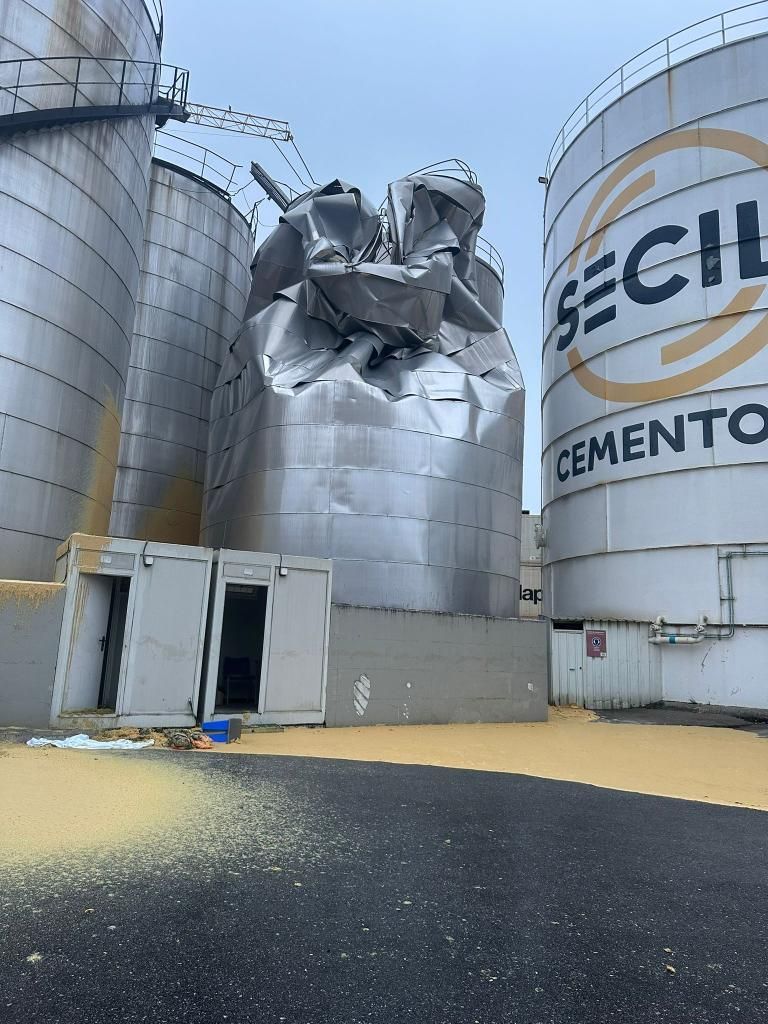 El aceite de palma mancha la ría de Vigo tras romper un tanque en el muelle de Guixar