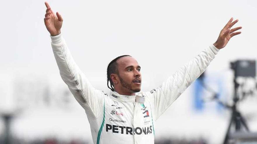 Hamilton celebra la victoria junto a los aficionados alemanes. // Reuters