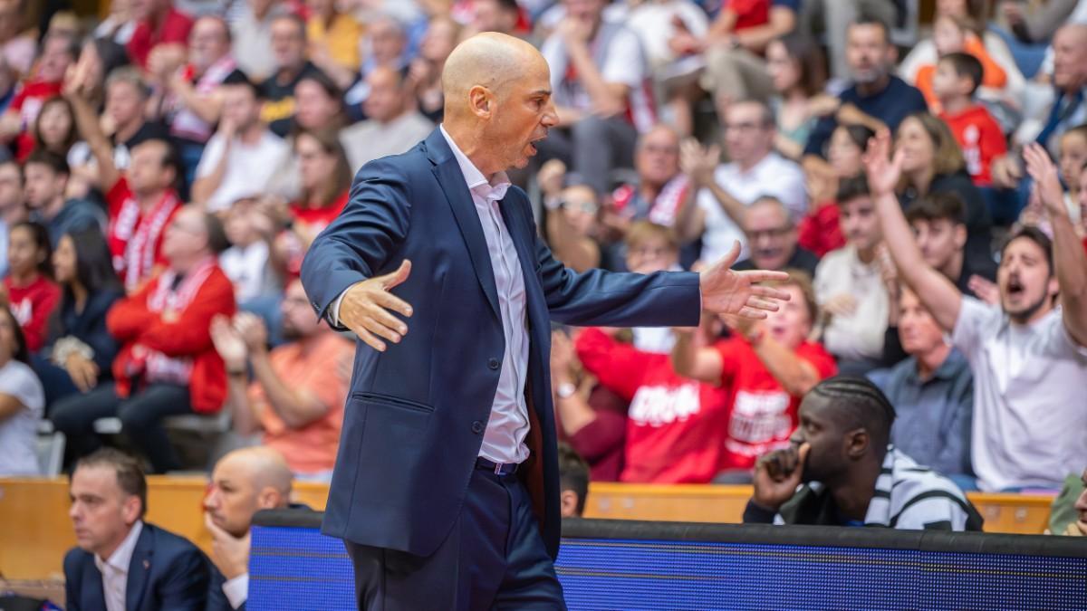 Joan Peñarroya, desesperado tras el partido en Girona