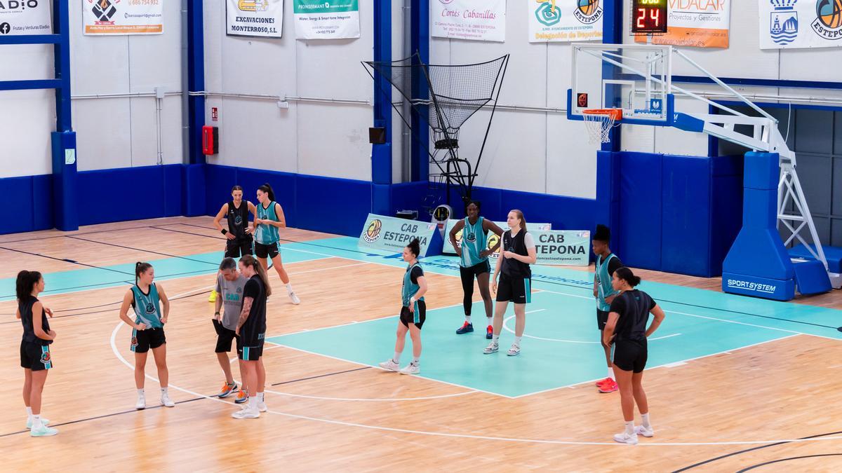 Imagen de un entrenamiento del CAB Estepona.