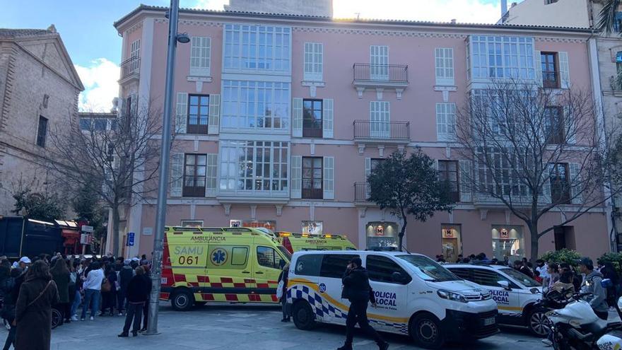 Dispositivo de emergencias en la Plaza de España de Palma tras degollarse una joven en el Müller