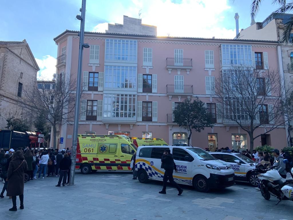 Una joven de 23 años muere en Palma al degollarse en el Müller de Plaza de España