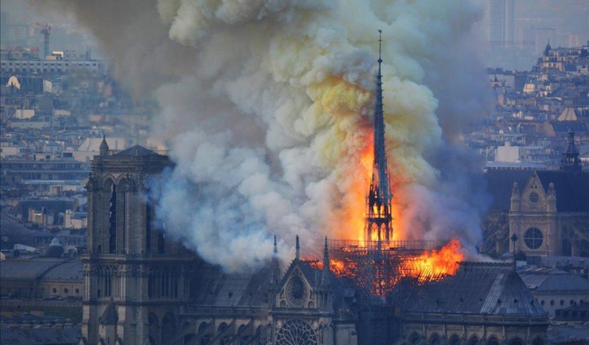 La aguja de Notre Dame, en llamas.