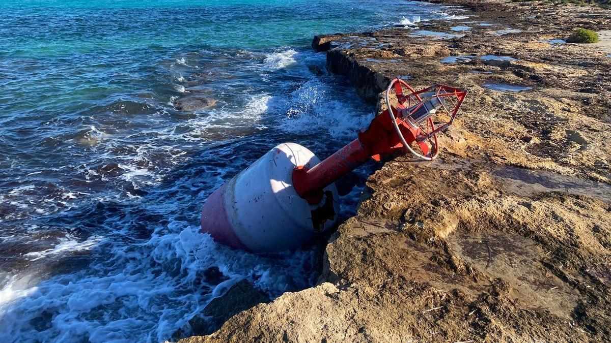 Una de las balizas, sobre las rocas