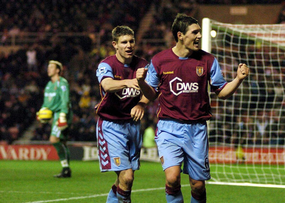 SUN01 NEWCASTLE (REINO UNIDO) 19.11.05.- El jugador del Aston Villa Gareth Barry (d) celebra el tanto marcado al Sunderland con su compañero de equipo James Milner durante el partido de primera división de la liga inglesa disputado en el estadio Stadium of Light de Newcastle, hoy sábado 19 de noviembre. EFE/Emily Barber. HORIZONTAL
