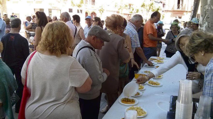 Aperitivo ofrecido ayer en los paseos de La Mota.