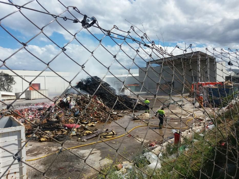 Incendio en una empresa de reciclaje en Picassent