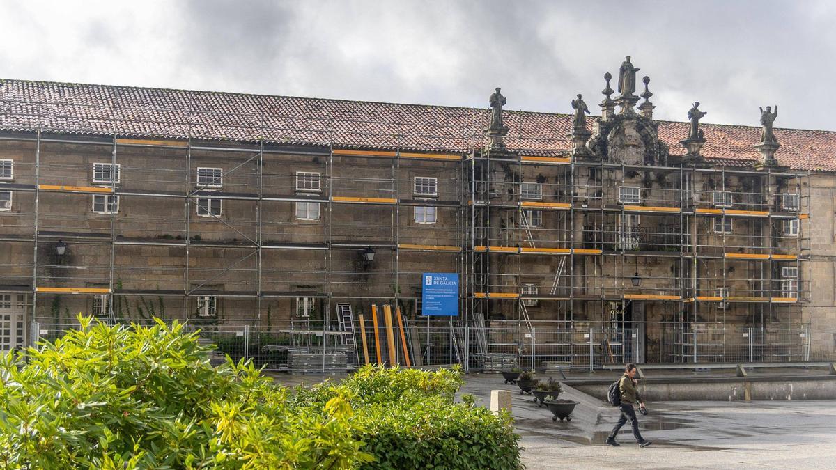Hospital Psiquiátrico de Conxo con andamios durante las obras de de reparación de la cubierta.