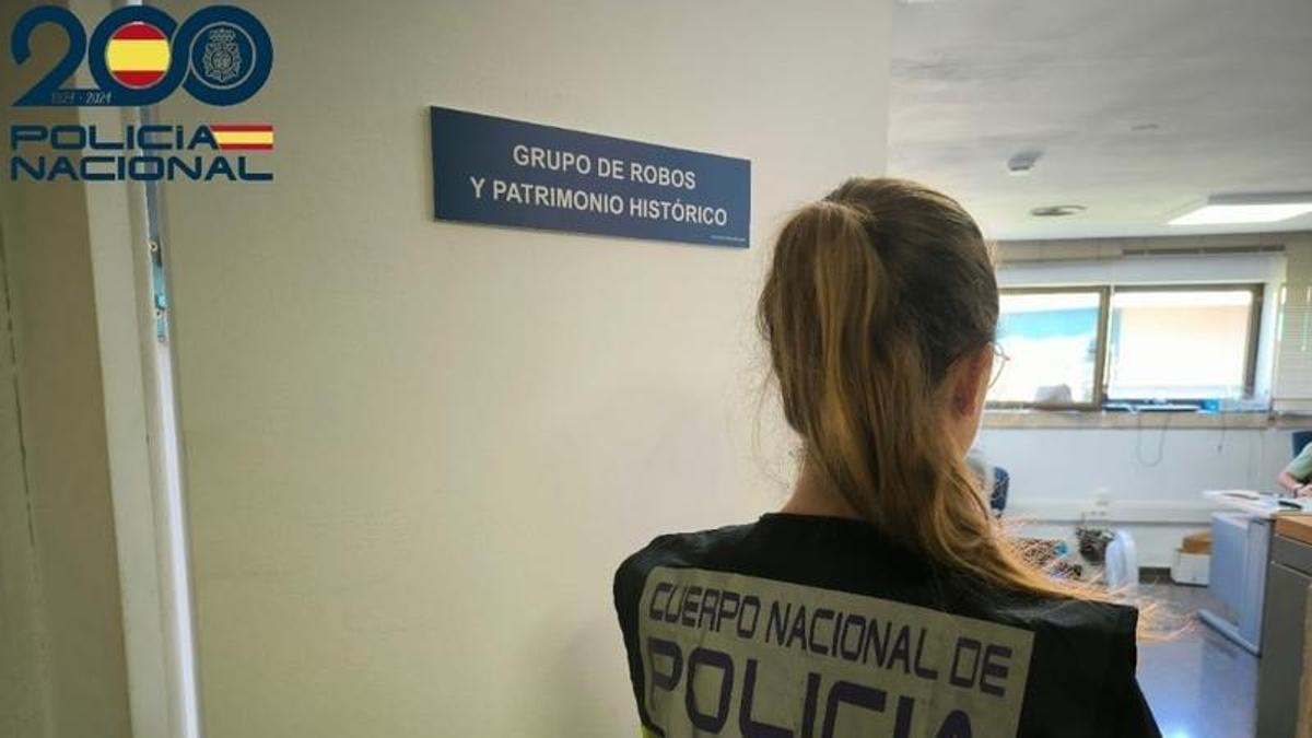Una agente del Grupo de Robos de la Policía Nacional entra en el despacho.