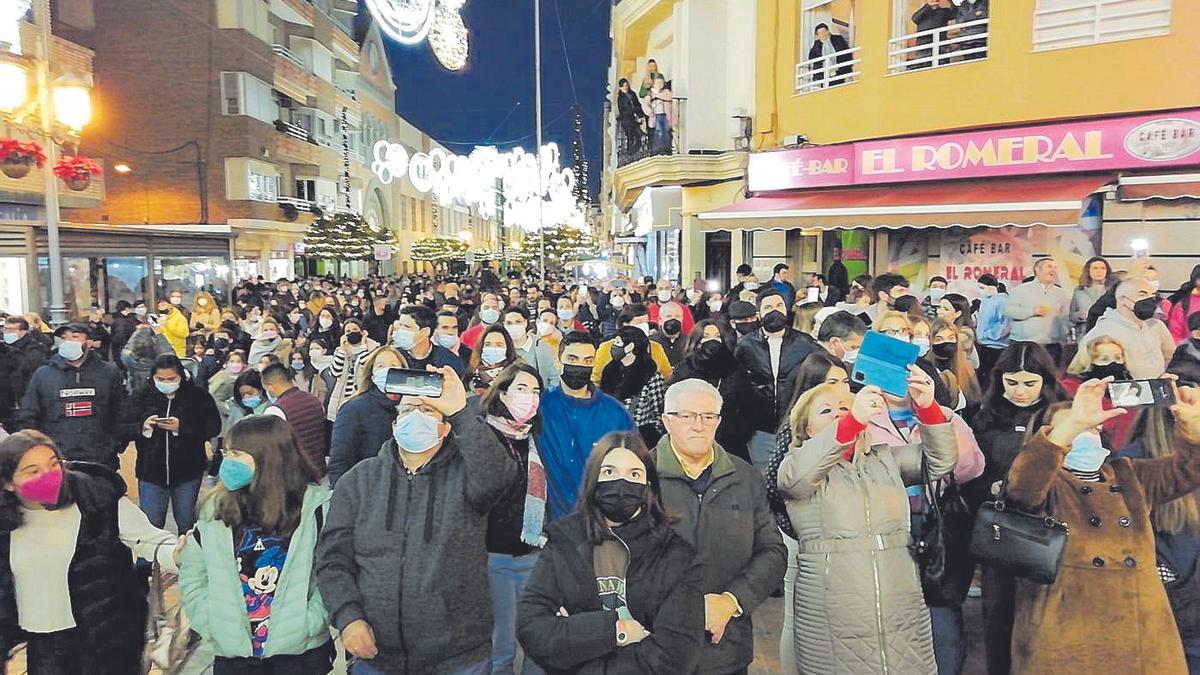 El alumbrado navideño de Puente Genil atrae a numerosos visitantes.