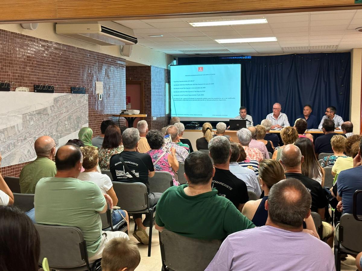 El concejal de Planificación Urbanística, Huerta y Medio Ambiente, Antonio Navarro Corchón, se reúne con vecinos de Barriomar