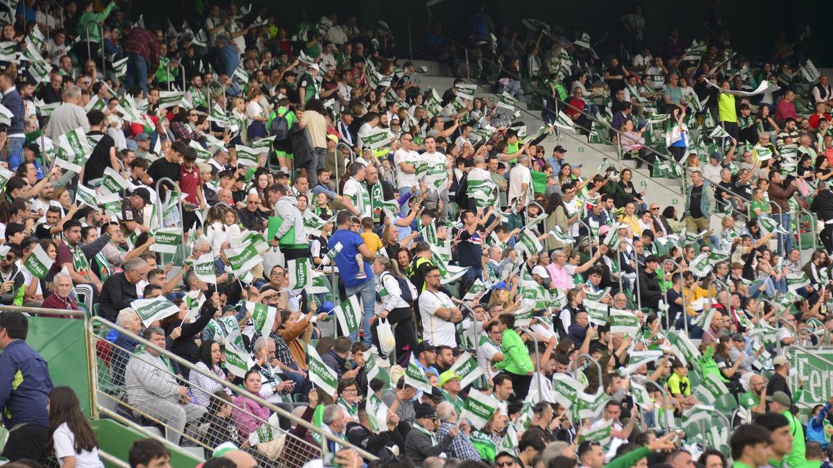 Los aficionados del Elche llenaron las gradas del estadio Martínez Valero, en el encuentro del pasado domingo frente al Albacete