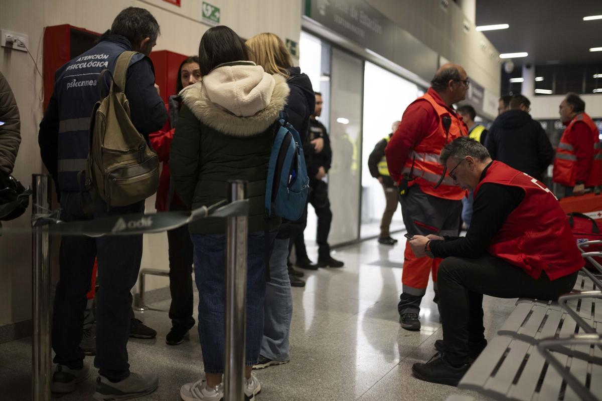 Familiares de los pasajeros del tren procedente de Puerta de Atocha y con destino Huelva, acuden a la estación de trenes de Huelva