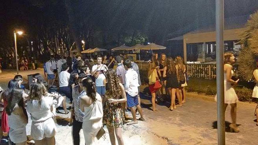 Imagen de una fiesta estudiantil en el puerto de Alcúdia.