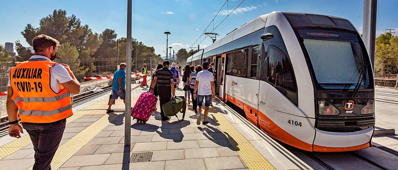 Viajeros suben al TRAM en la estación de la avenida de Beniardá, en Benidorm, este martes tras restablecerse el servicio.  | DAVID REVENGA