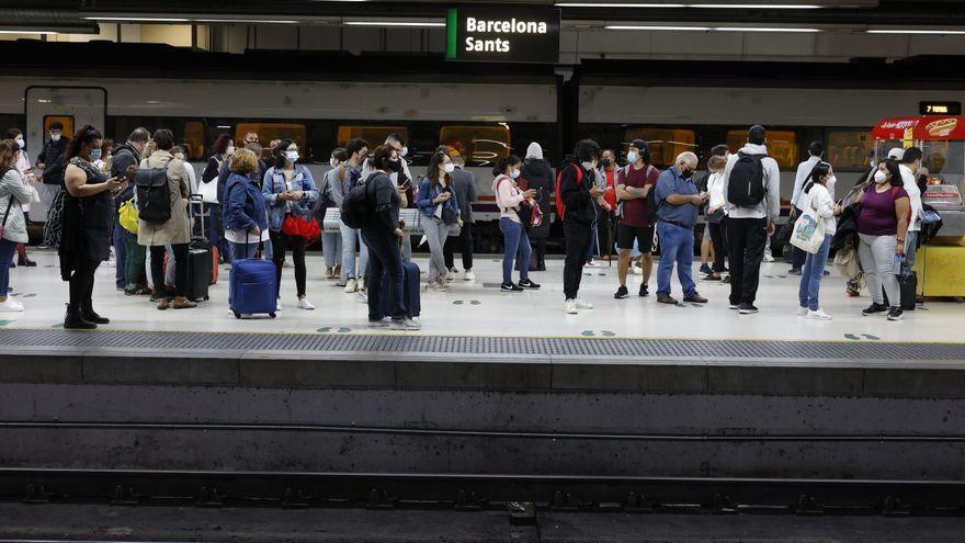 Andenes de Rodalies en la estación de Sants, en la tercera jornada de la huelga de Renfe.