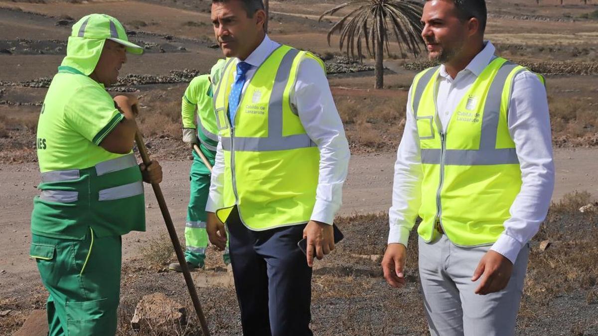 Oswaldo Betancort y Jacobo Medina supervisan labores de limpieza en una zona rural de Lanzarote.