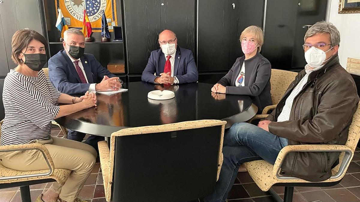 Participantes en la reunión sobre el convenio entre el IAC y la ULPGC.