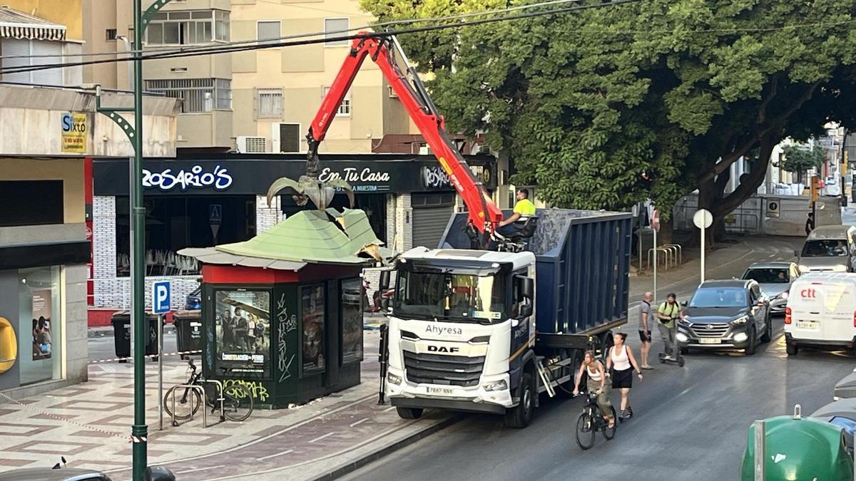 Así desaparece otro quiosco de Málaga