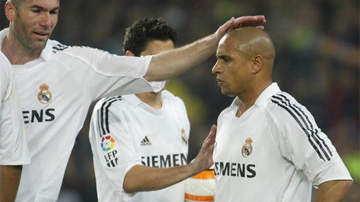 Zidane no da bola a Roberto Carlos