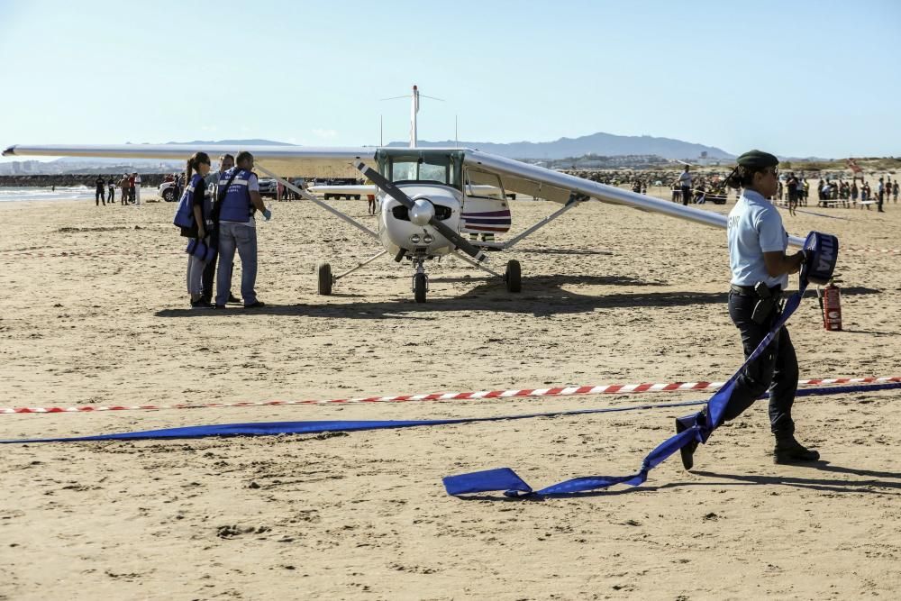 DOS BAÑISTAS MUEREN ARROLLADOS POR UNA AVIONETA ...