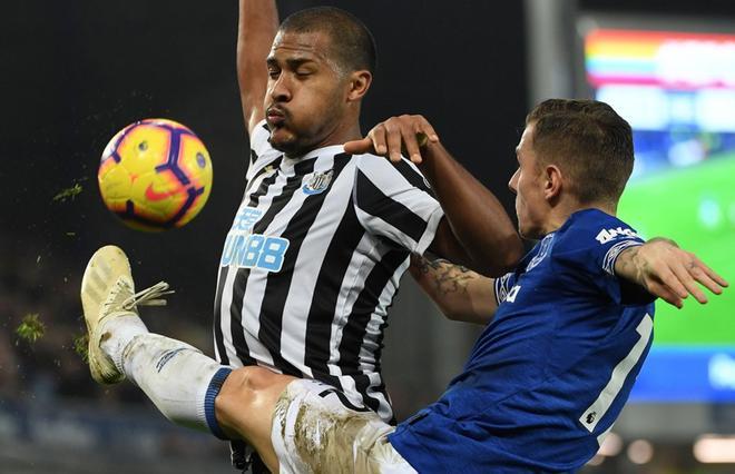 El delantero del Newcastle United Salomon Rondon (L) compite con el defensor del Everton Lucas Digne durante el partido de fútbol de la Premier League inglesa entre el Everton y el Newcastle United en el Goodison Park en Liverpool.