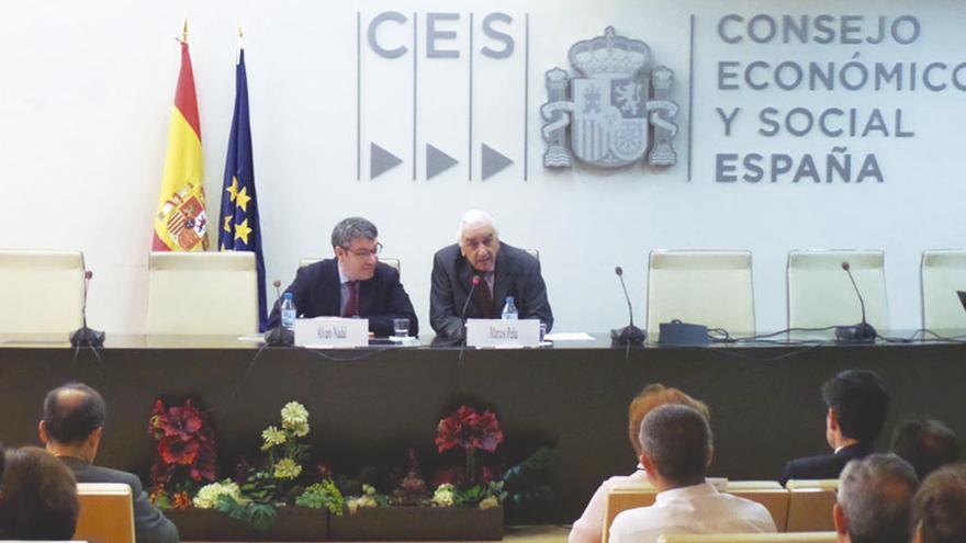 Álvaro Nadal y el presidente del CES, Marcos Peña, la semana pasada, durante la presentación del informe.