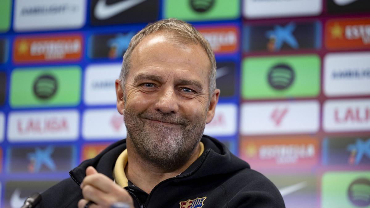 Hansi Flick sonríe durante la rueda de prensa previa al clásico.