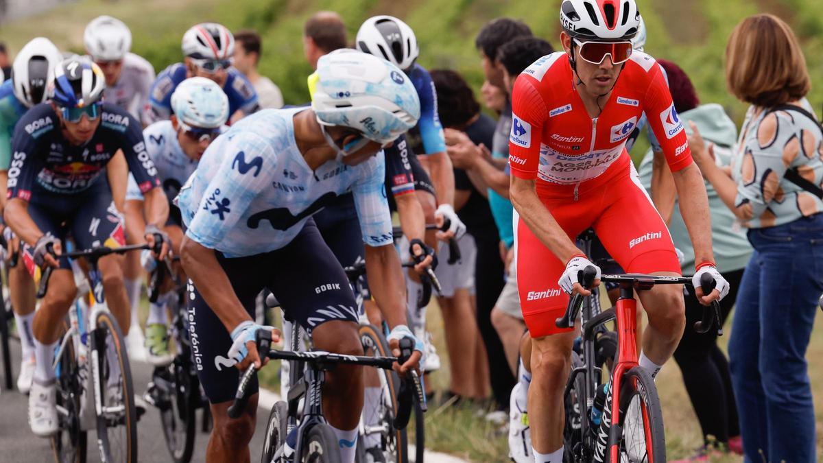 El líder de la Vuelta a España, Ben O'Connor, de rojo, a la derecha de la imagen.